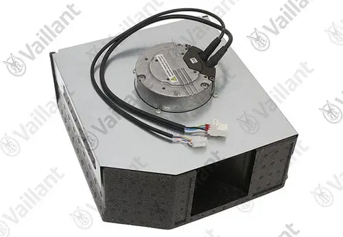 Vaillant Gebläse mit elektrischen Anschlüssen und einem runden Motor, montiert auf einer rechteckigen Basis aus Dämmmaterial.